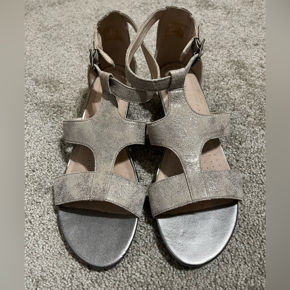 Clarks Abigail Lily Pewter Suede Wedge Sandal Womens Size 8